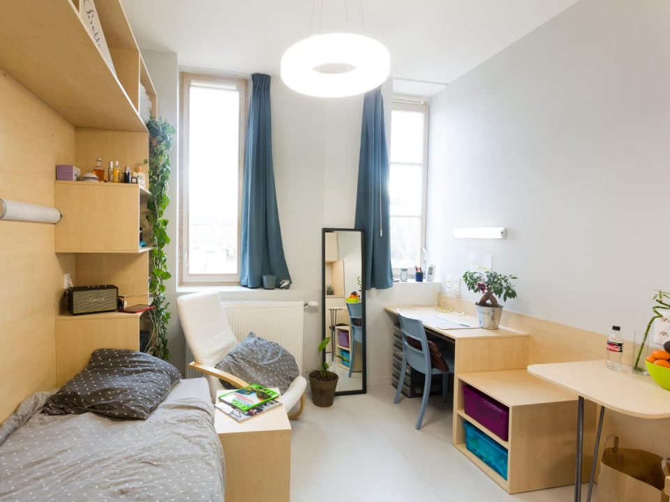 découvrez tout ce qu'il faut savoir sur le coût du logement étudiant en france : prix moyens, conseils pour économiser et options de logement adaptées aux budgets des étudiants.